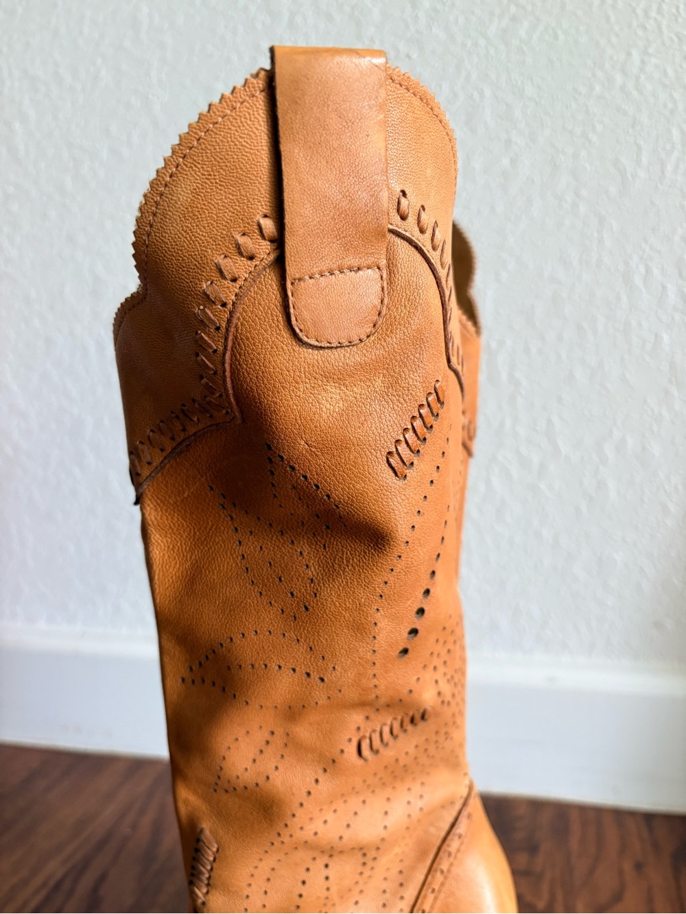 BCBG Niche Leather Western Heeled Perforated Boots Y2k Brown Tan Leather 7.5 - Picture 13 of 16
